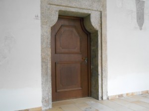 Tür im Kreuzgang – ehemaliges Armarium